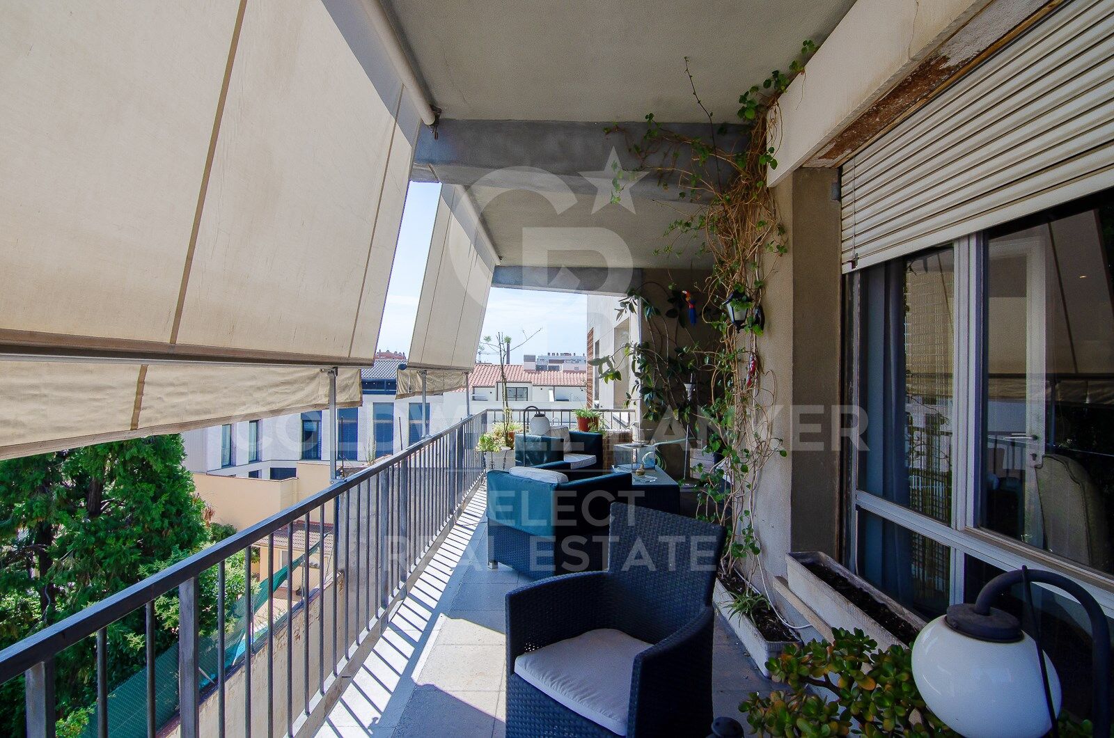 Regio Apartment of 439 m² next to the City Hall: Large Terrace and Potential to Split into 2 Dwellings