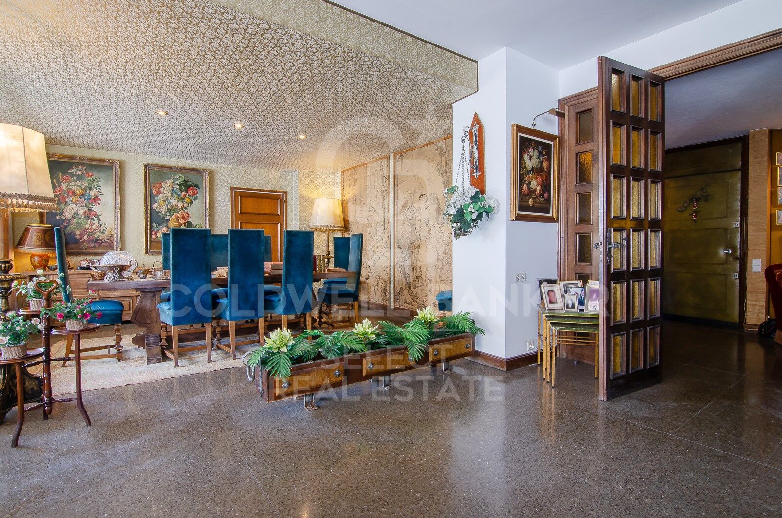 Regio Apartment of 439 m² next to the City Hall: Large Terrace and Potential to Split into 2 Dwellings
