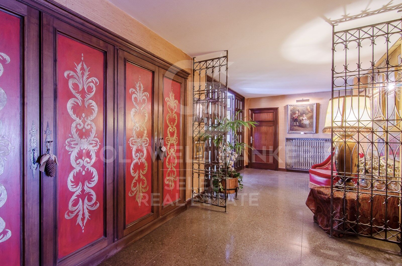 Regio Apartment of 439 m² next to the City Hall: Large Terrace and Potential to Split into 2 Dwellings