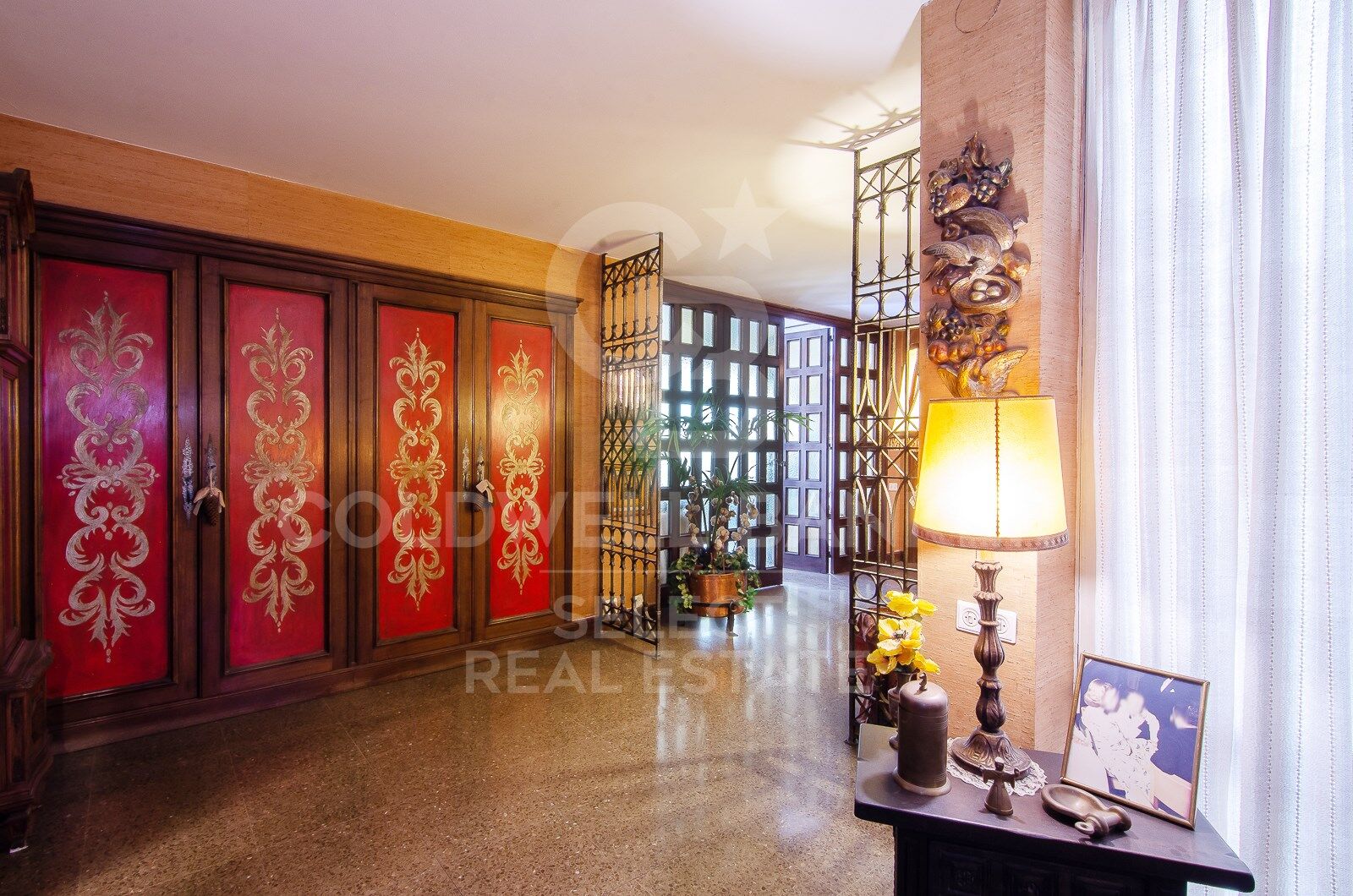 Regio Apartment of 439 m² next to the City Hall: Large Terrace and Potential to Split into 2 Dwellings