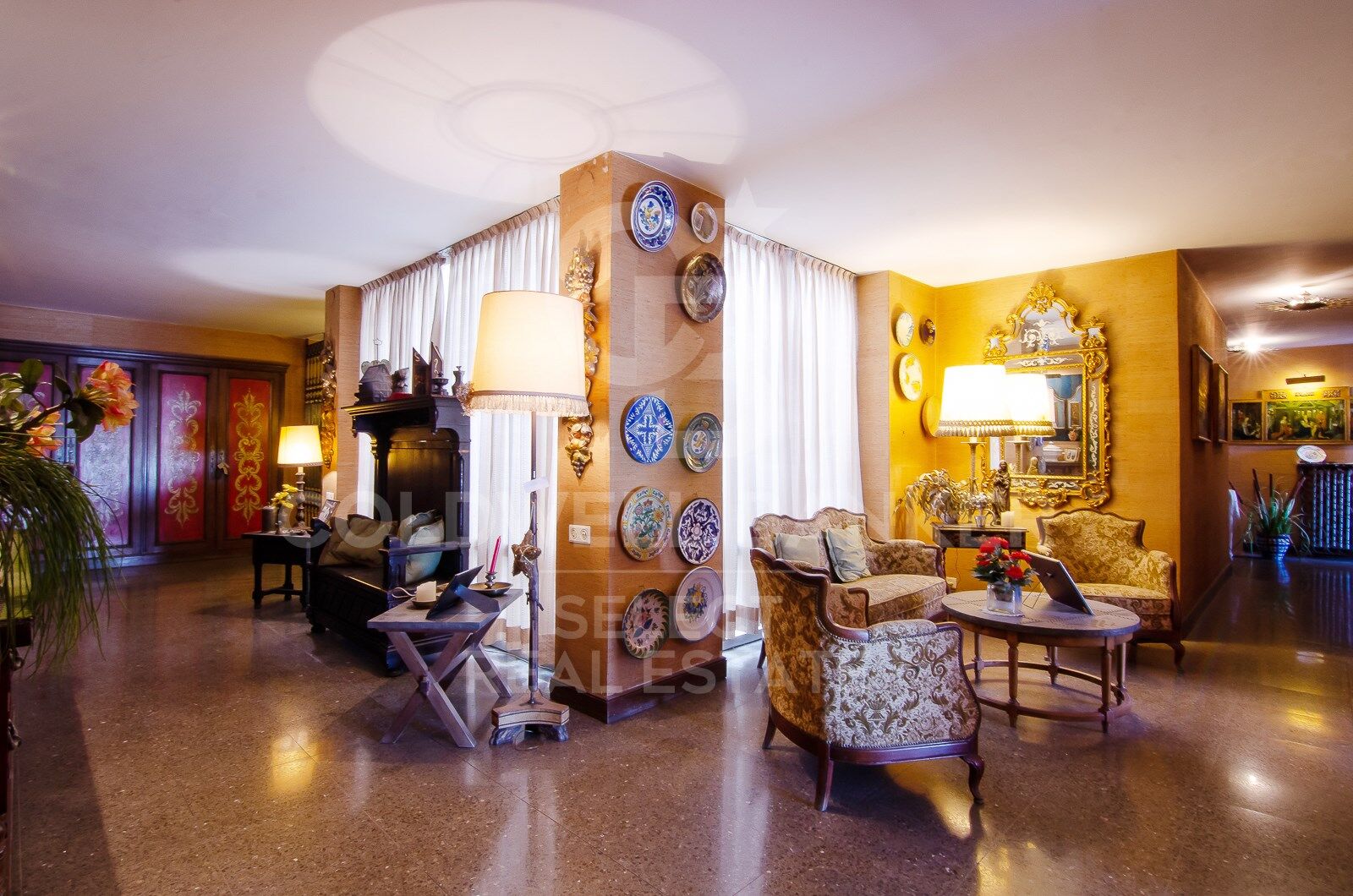 Regio Apartment of 439 m² next to the City Hall: Large Terrace and Potential to Split into 2 Dwellings