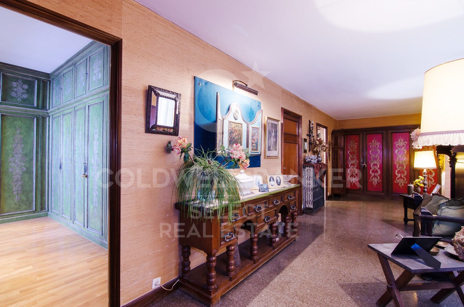Regio Apartment of 439 m² next to the City Hall: Large Terrace and Potential to Split into 2 Dwellings