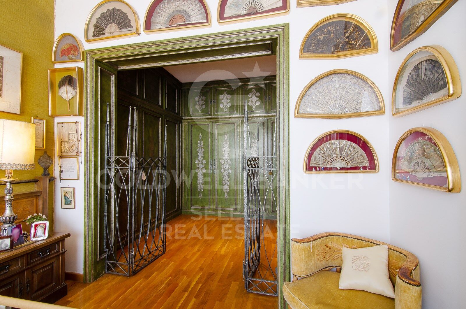 Regio Apartment of 439 m² next to the City Hall: Large Terrace and Potential to Split into 2 Dwellings
