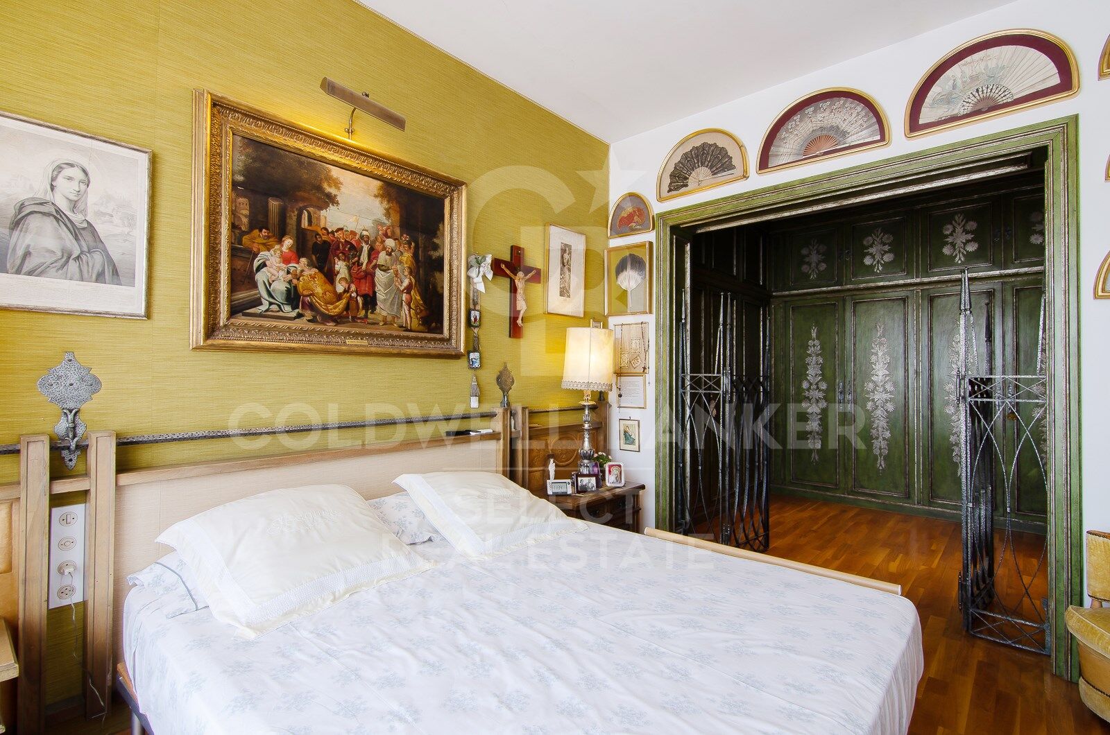 Regio Apartment of 439 m² next to the City Hall: Large Terrace and Potential to Split into 2 Dwellings