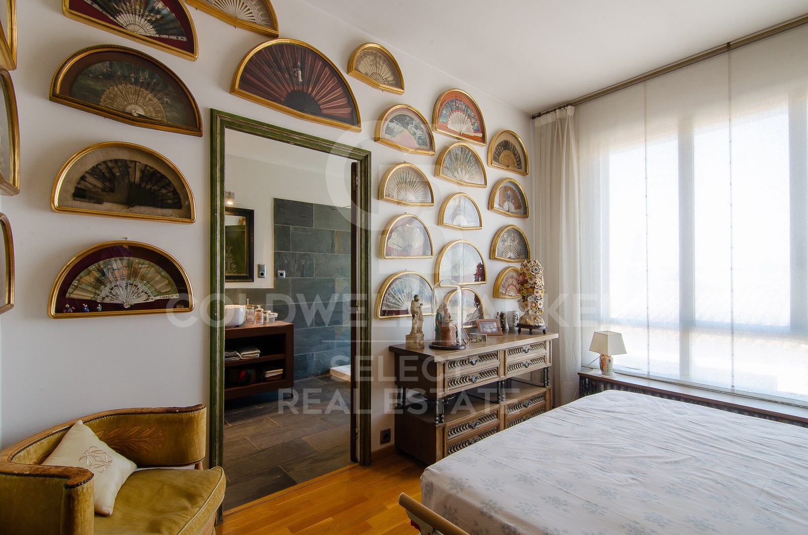 Regio Apartment of 439 m² next to the City Hall: Large Terrace and Potential to Split into 2 Dwellings