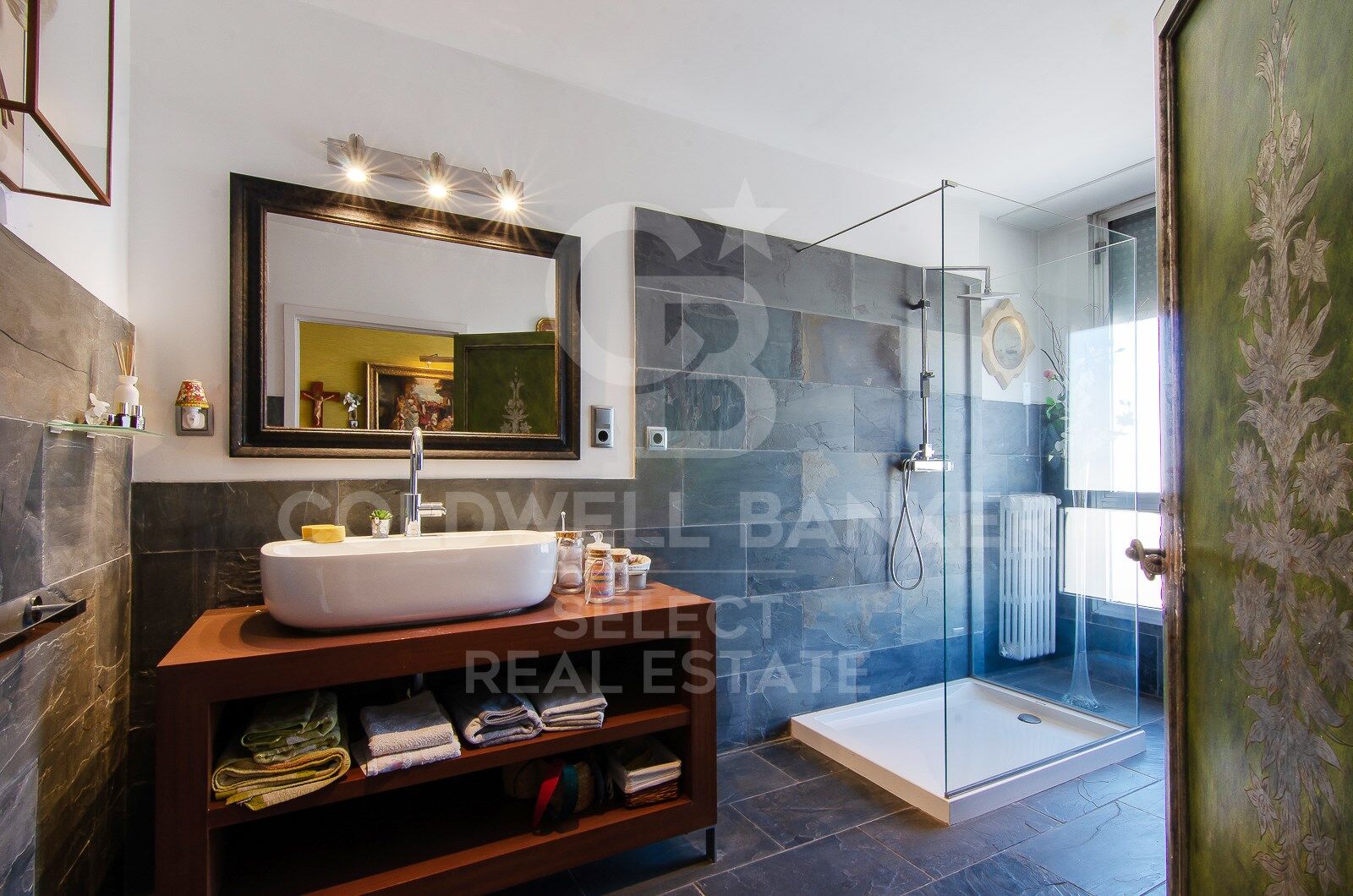 Regio Apartment of 439 m² next to the City Hall: Large Terrace and Potential to Split into 2 Dwellings