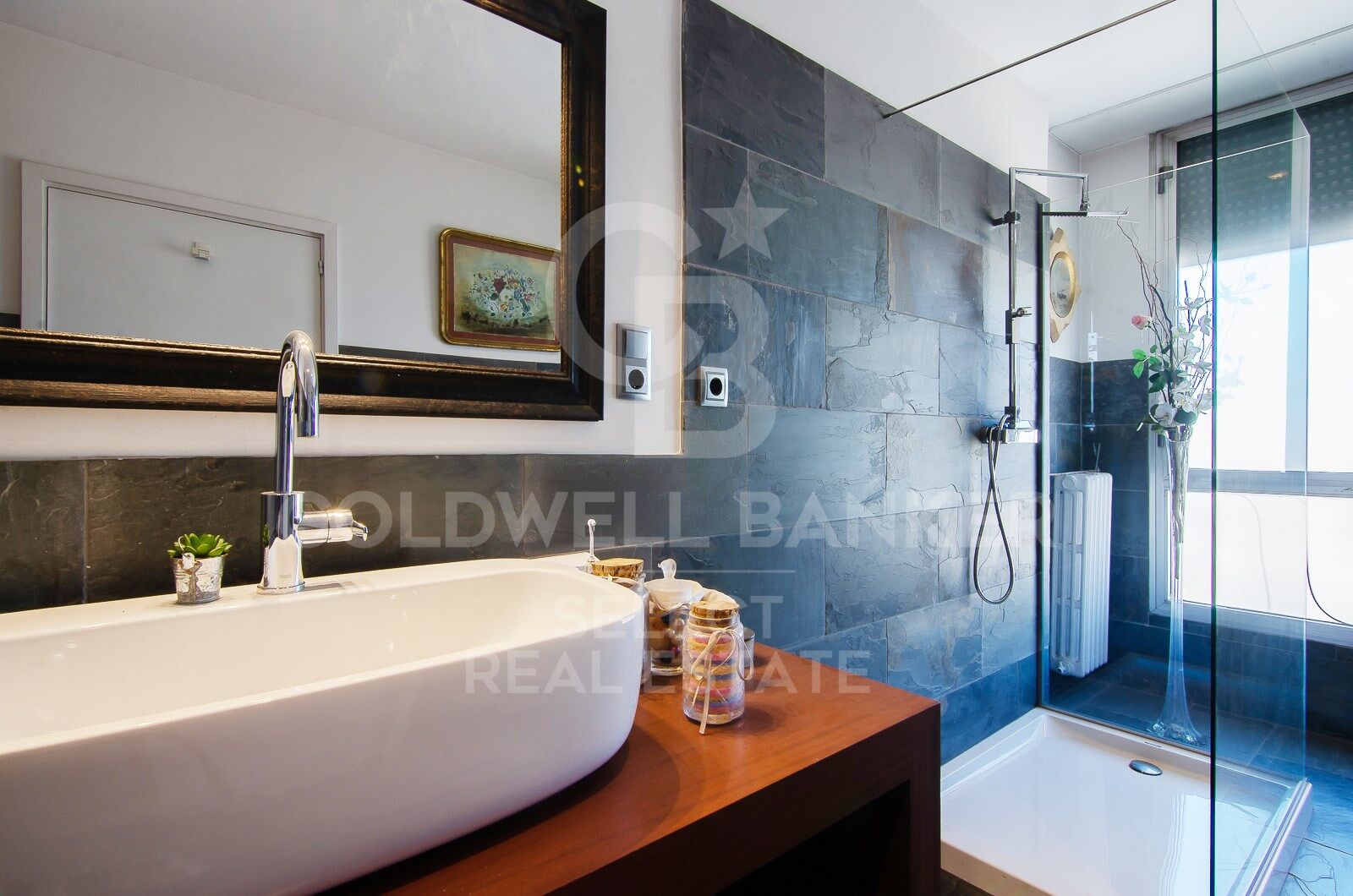 Regio Apartment of 439 m² next to the City Hall: Large Terrace and Potential to Split into 2 Dwellings