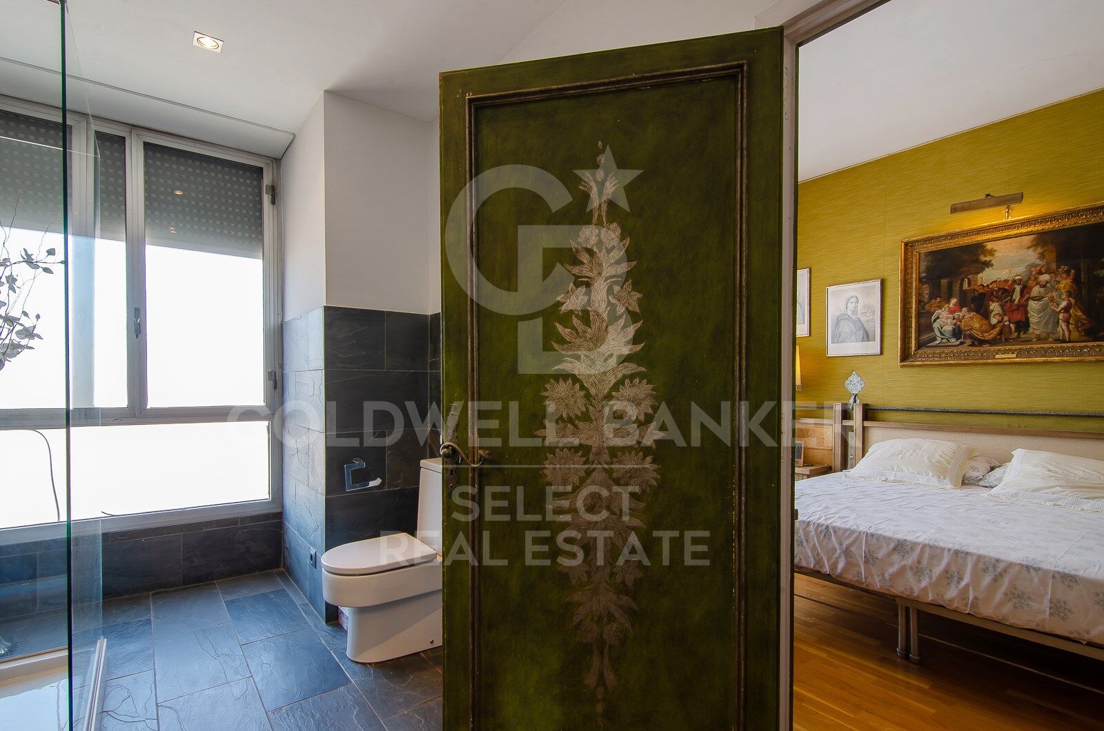 Regio Apartment of 439 m² next to the City Hall: Large Terrace and Potential to Split into 2 Dwellings