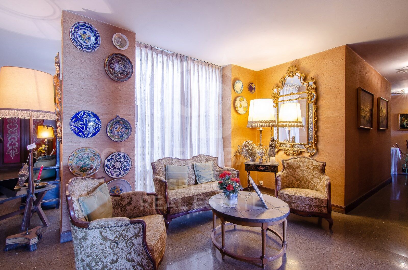 Regio Apartment of 439 m² next to the City Hall: Large Terrace and Potential to Split into 2 Dwellings