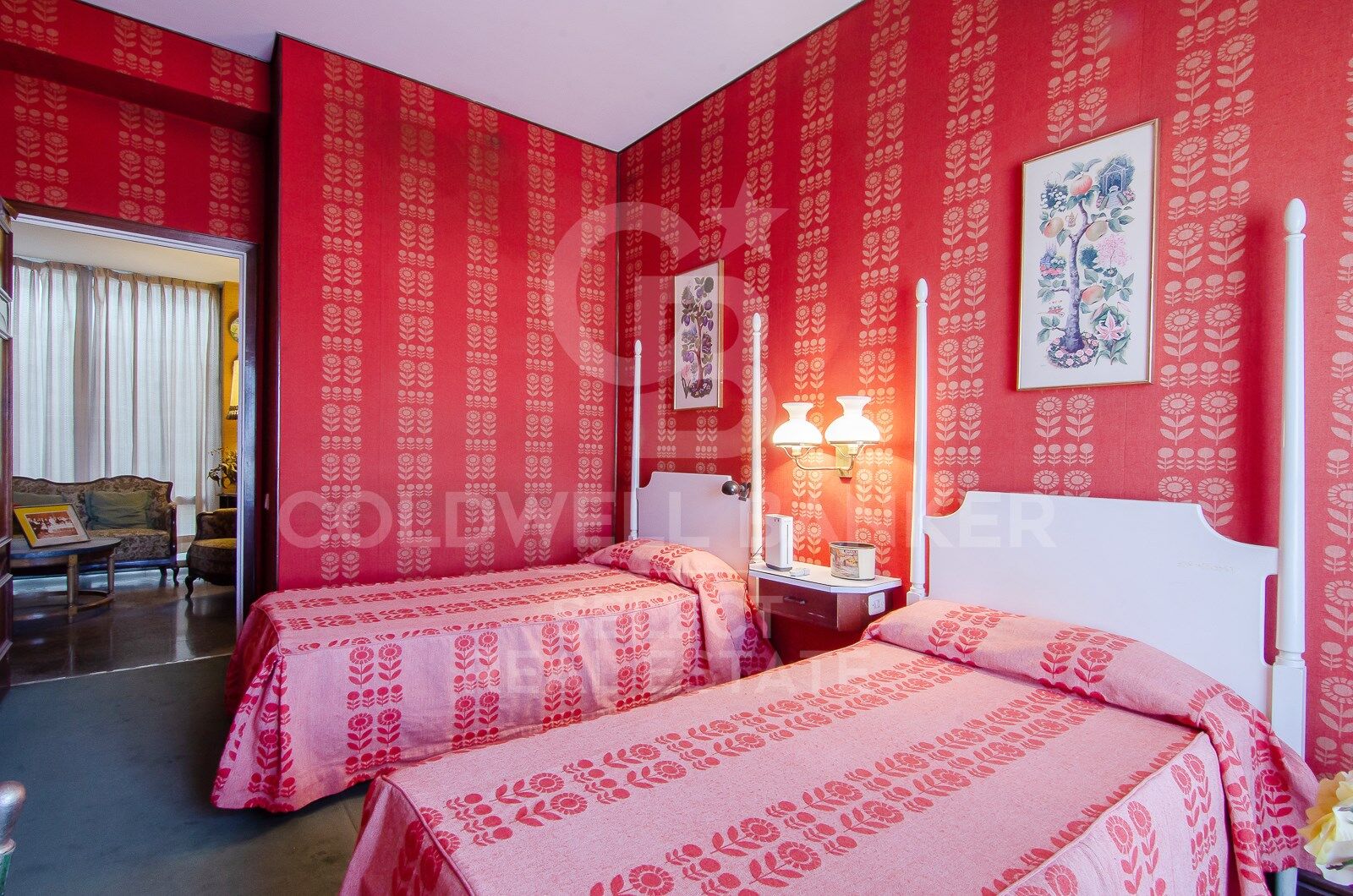 Regio Apartment of 439 m² next to the City Hall: Large Terrace and Potential to Split into 2 Dwellings