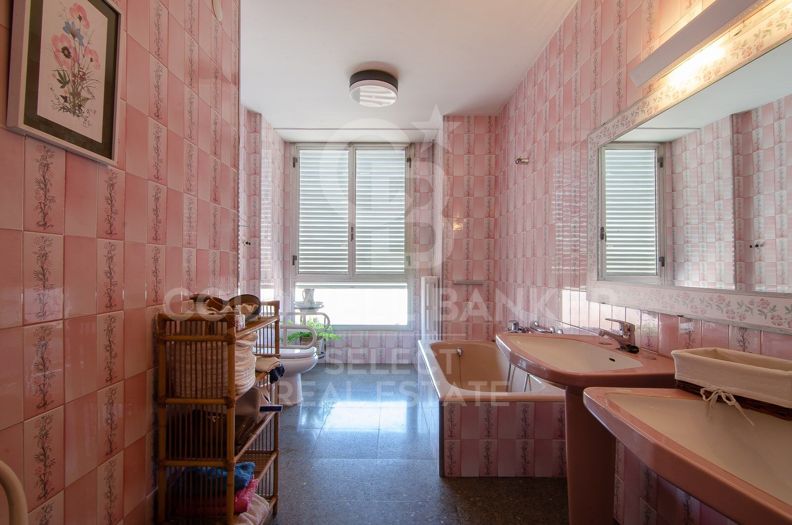 Regio Apartment of 439 m² next to the City Hall: Large Terrace and Potential to Split into 2 Dwellings
