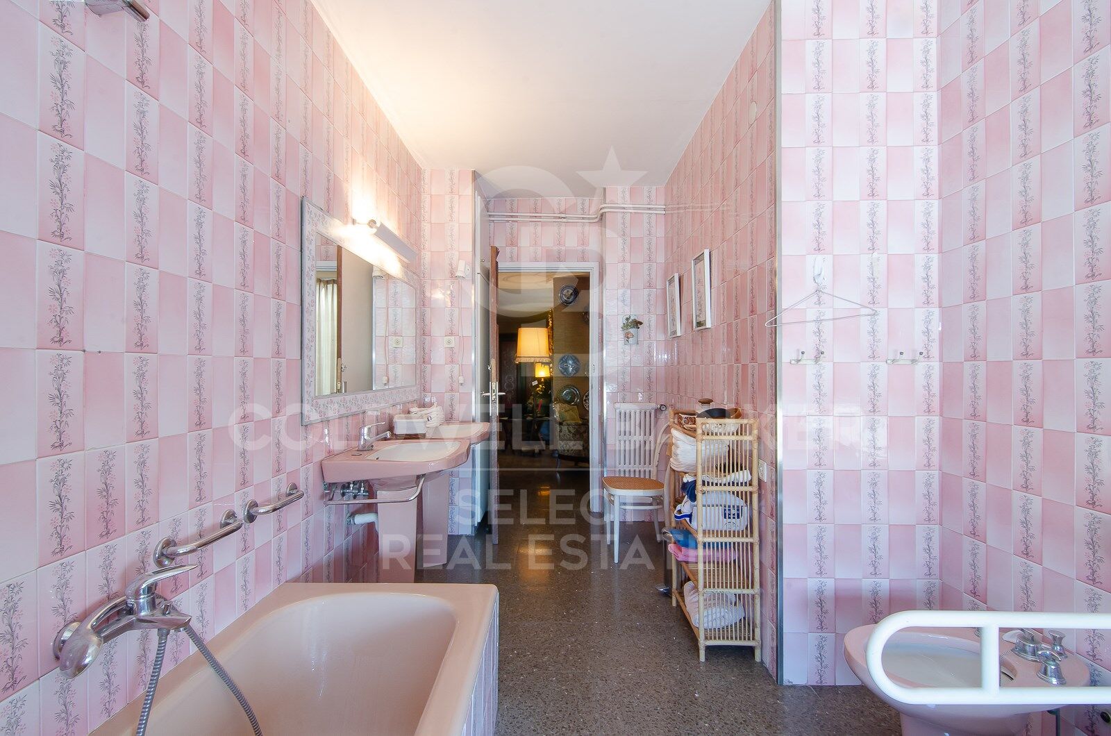 Regio Apartment of 439 m² next to the City Hall: Large Terrace and Potential to Split into 2 Dwellings
