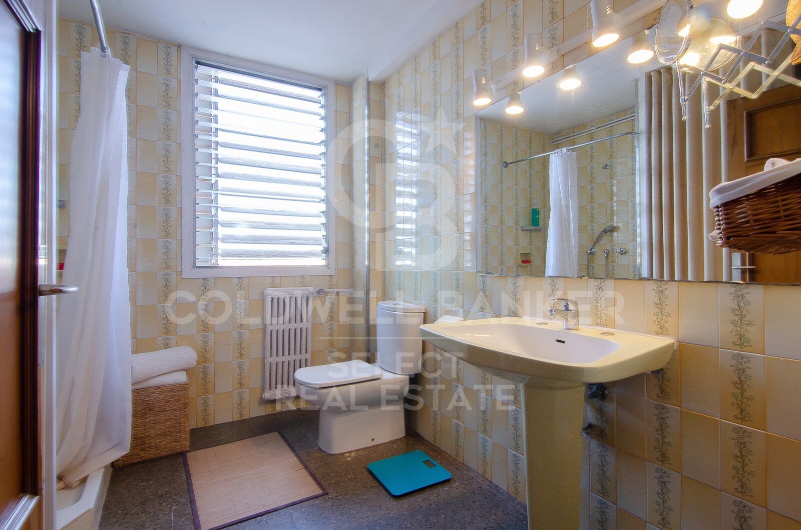 Regio Apartment of 439 m² next to the City Hall: Large Terrace and Potential to Split into 2 Dwellings