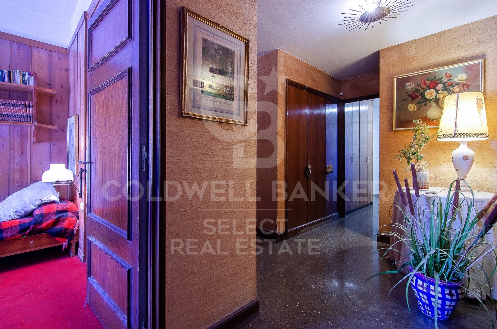Regio Apartment of 439 m² next to the City Hall: Large Terrace and Potential to Split into 2 Dwellings