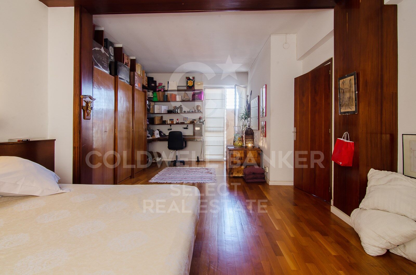 Regio Apartment of 439 m² next to the City Hall: Large Terrace and Potential to Split into 2 Dwellings