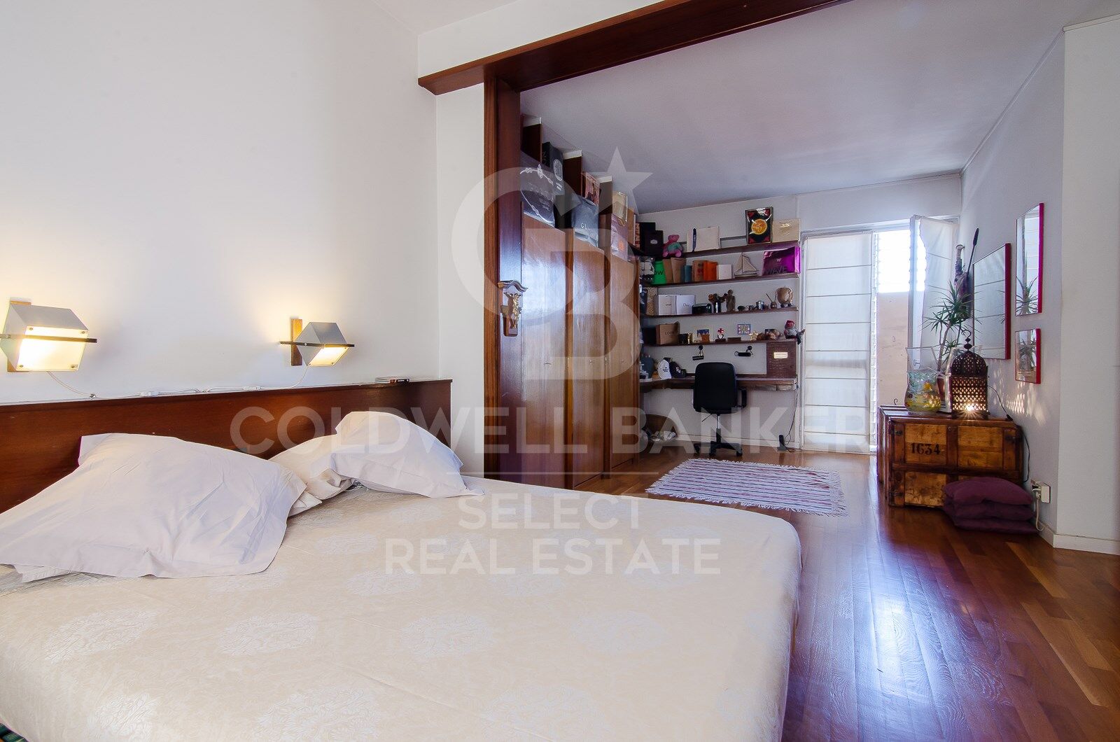 Regio Apartment of 439 m² next to the City Hall: Large Terrace and Potential to Split into 2 Dwellings