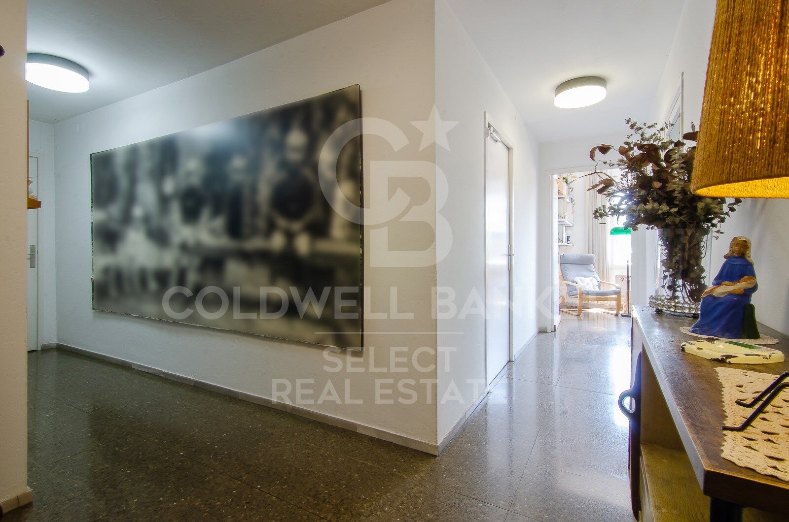 Regio Apartment of 439 m² next to the City Hall: Large Terrace and Potential to Split into 2 Dwellings