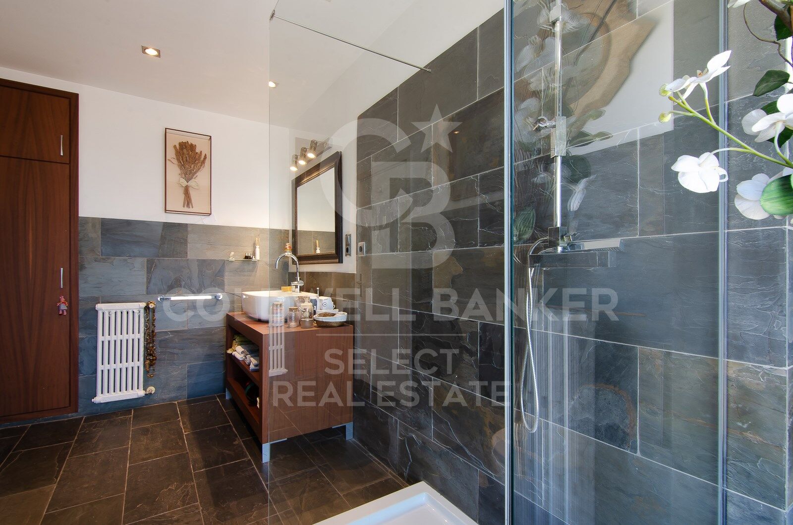 Regio Apartment of 439 m² next to the City Hall: Large Terrace and Potential to Split into 2 Dwellings