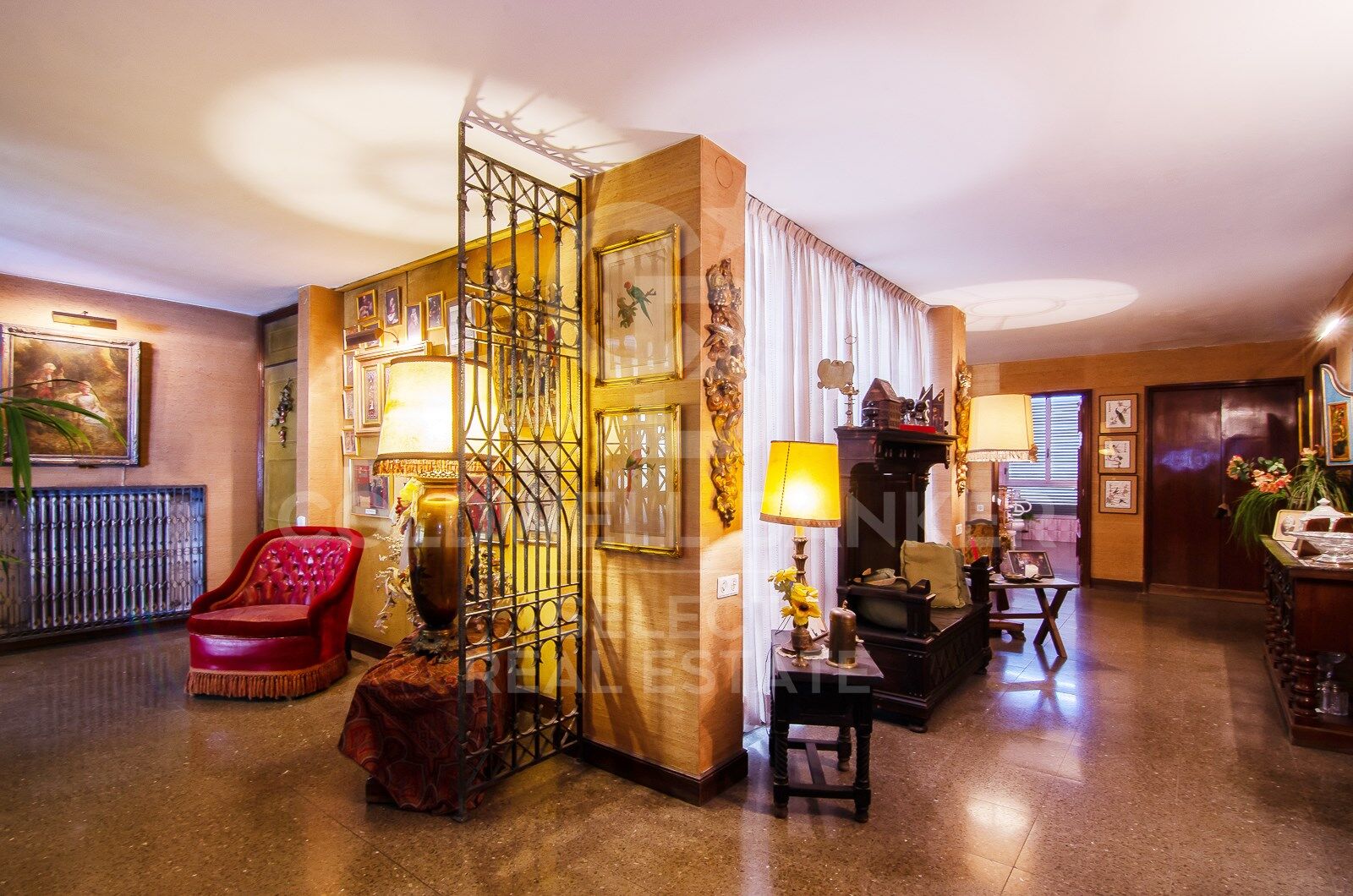 Regio Apartment of 439 m² next to the City Hall: Large Terrace and Potential to Split into 2 Dwellings