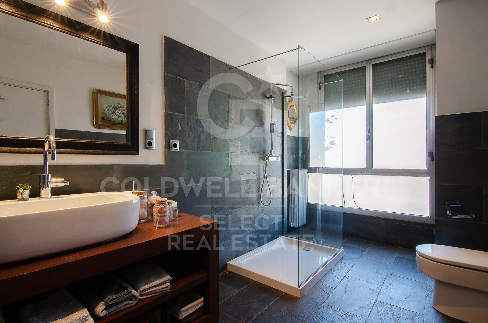 Regio Apartment of 439 m² next to the City Hall: Large Terrace and Potential to Split into 2 Dwellings
