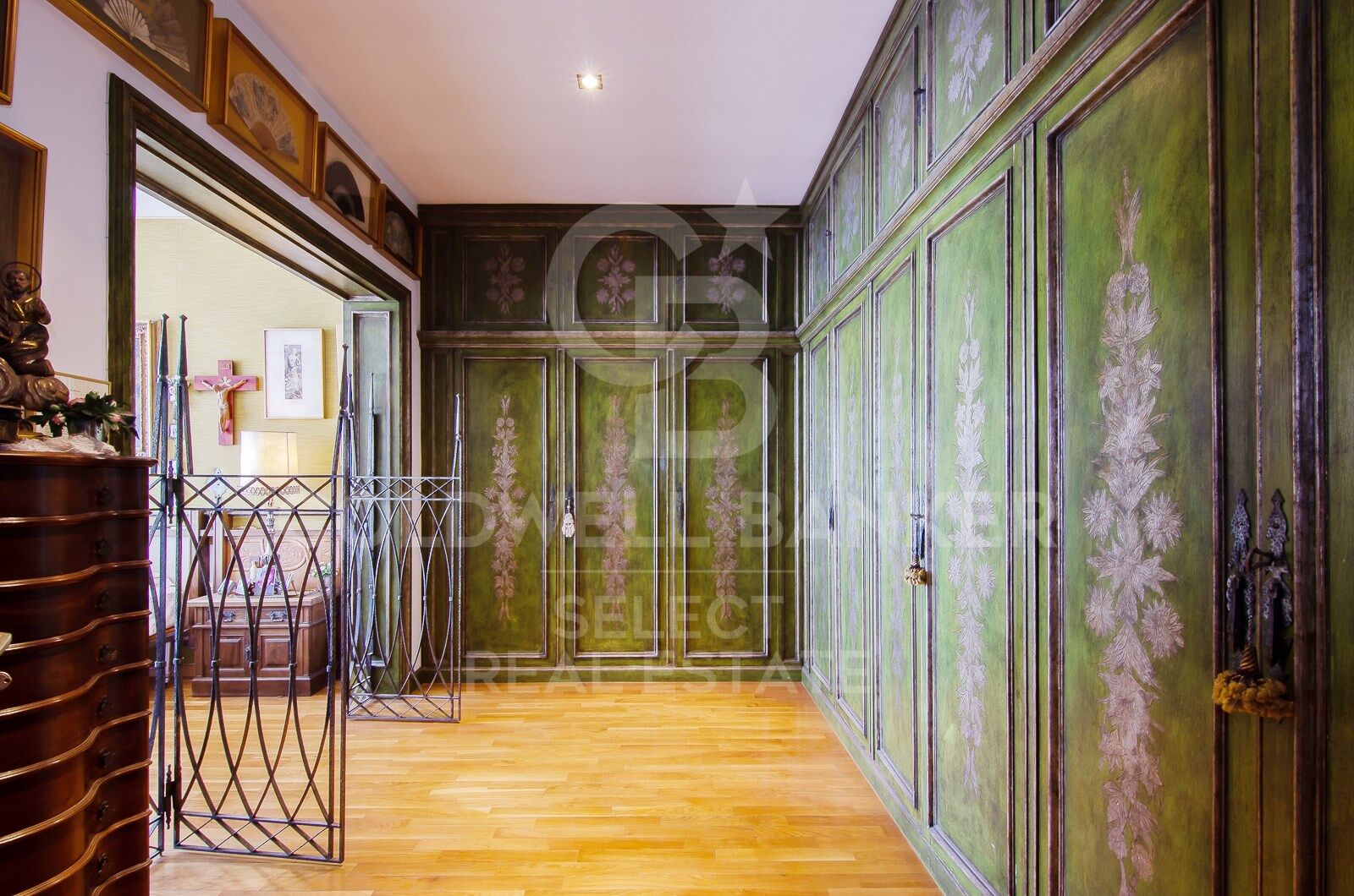 Regio Apartment of 439 m² next to the City Hall: Large Terrace and Potential to Split into 2 Dwellings