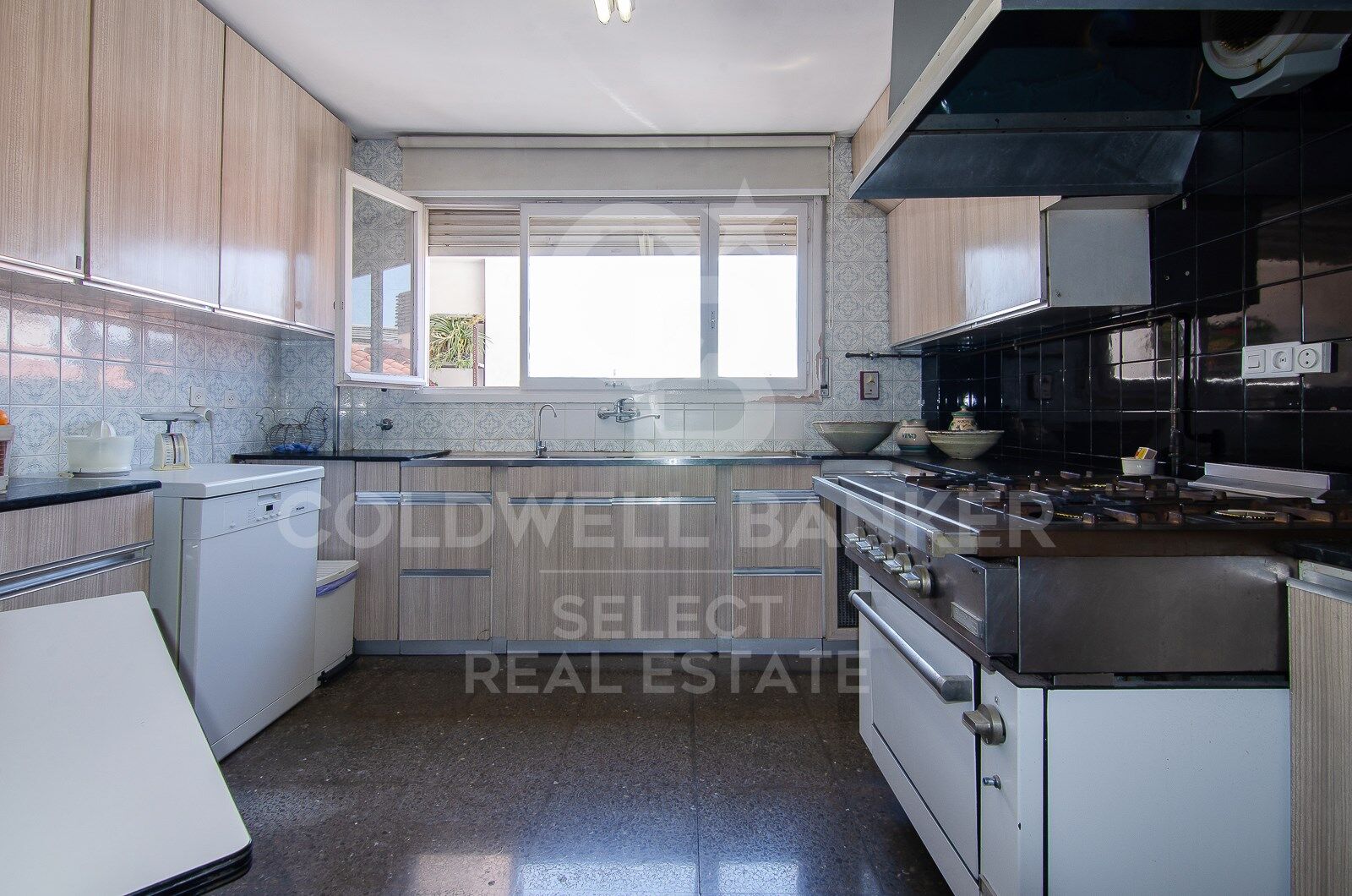 Regio Apartment of 439 m² next to the City Hall: Large Terrace and Potential to Split into 2 Dwellings