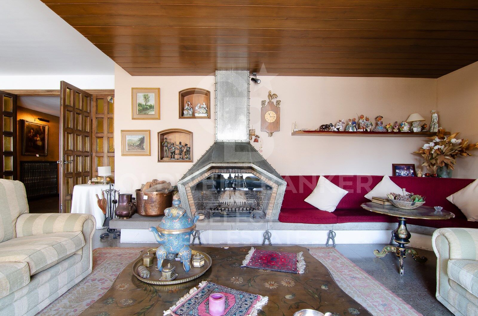 Regio Apartment of 439 m² next to the City Hall: Large Terrace and Potential to Split into 2 Dwellings