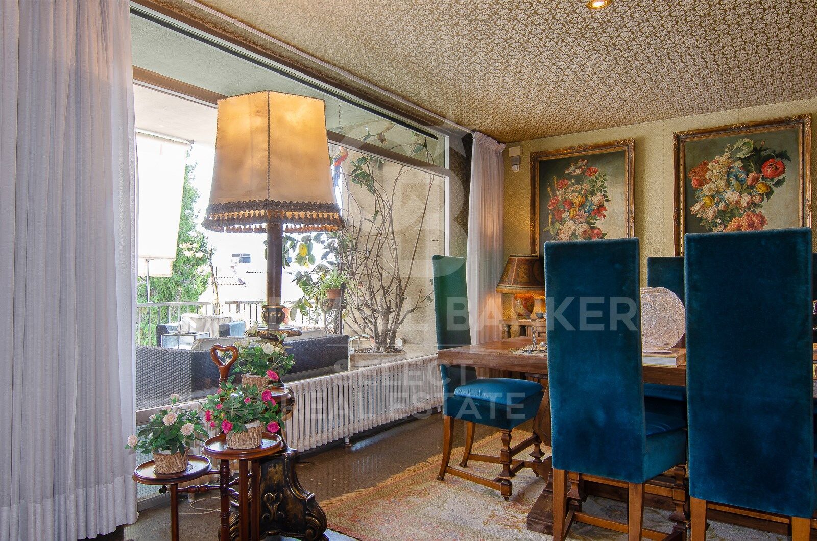 Regio Apartment of 439 m² next to the City Hall: Large Terrace and Potential to Split into 2 Dwellings