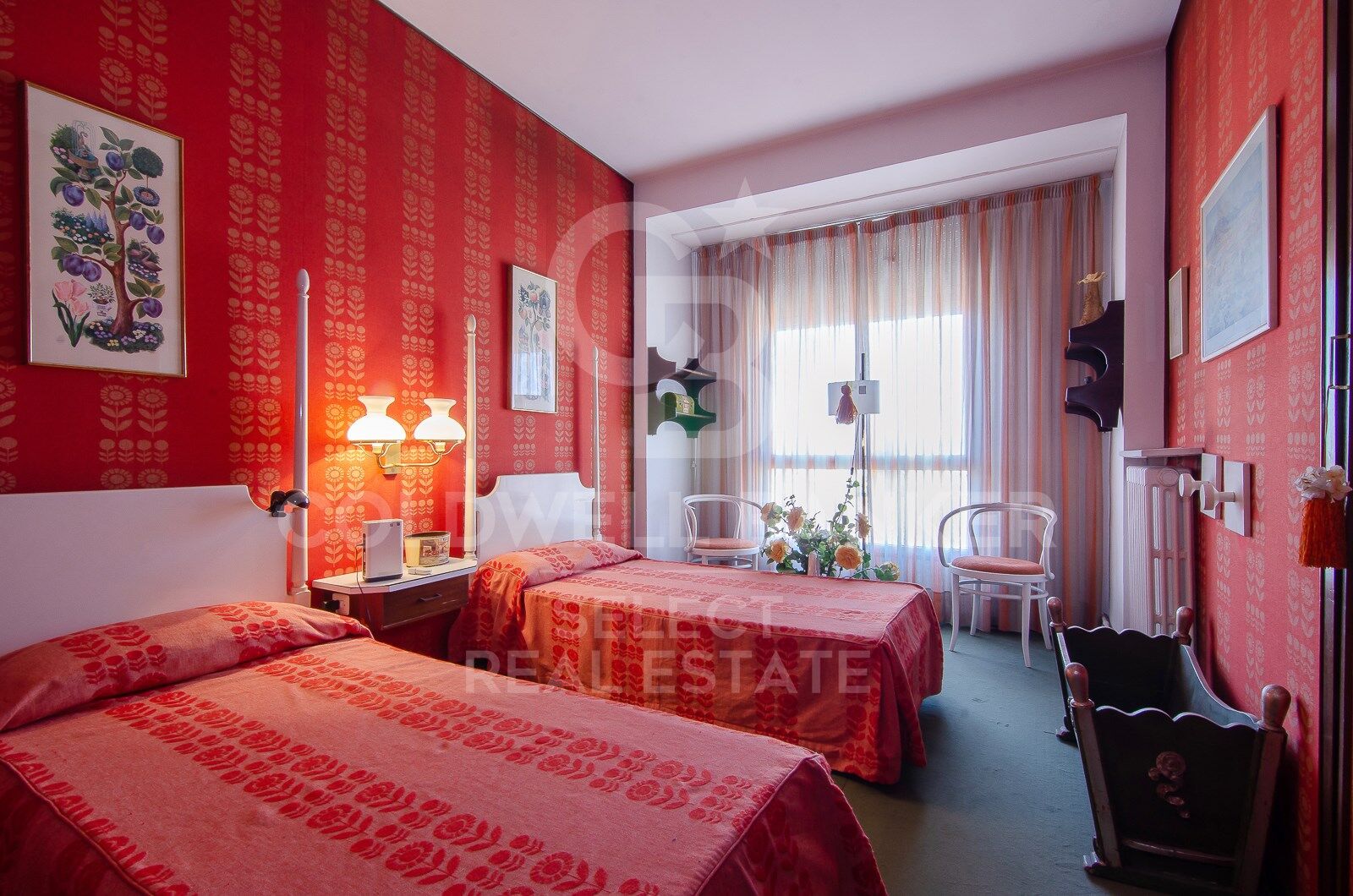 Regio Apartment of 439 m² next to the City Hall: Large Terrace and Potential to Split into 2 Dwellings