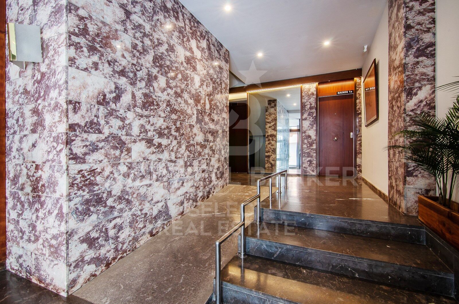 Regio Apartment of 439 m² next to the City Hall: Large Terrace and Potential to Split into 2 Dwellings