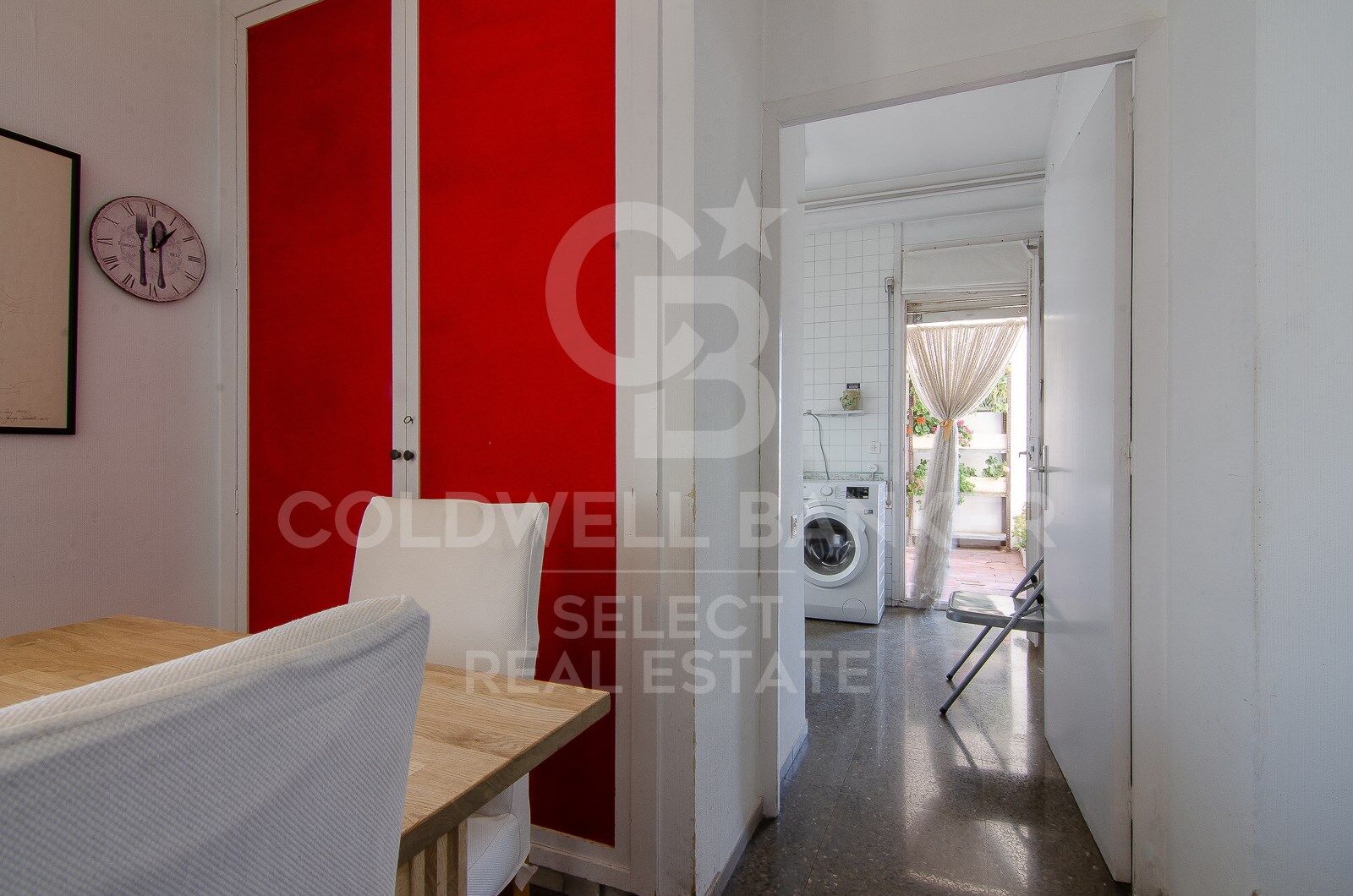 Regio Apartment of 439 m² next to the City Hall: Large Terrace and Potential to Split into 2 Dwellings