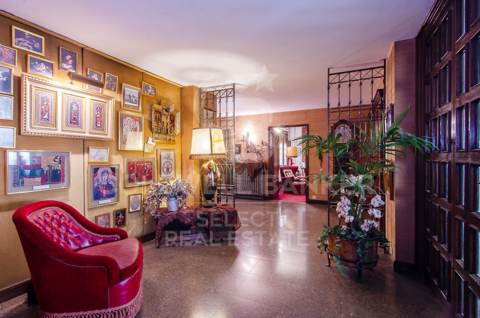 Regio Apartment of 439 m² next to the City Hall: Large Terrace and Potential to Split into 2 Dwellings