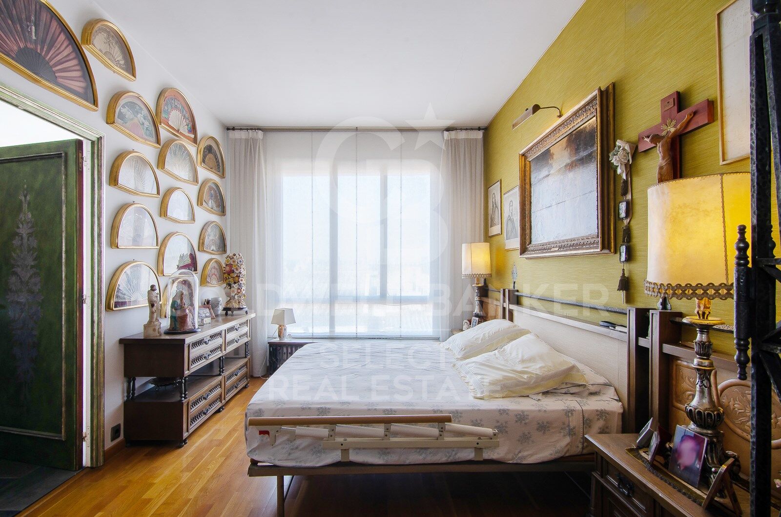 Regio Apartment of 439 m² next to the City Hall: Large Terrace and Potential to Split into 2 Dwellings