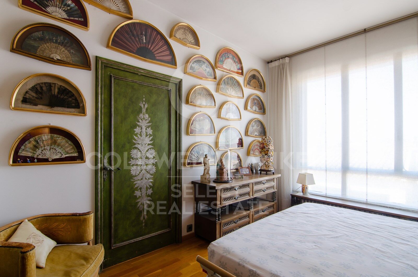 Regio Apartment of 439 m² next to the City Hall: Large Terrace and Potential to Split into 2 Dwellings