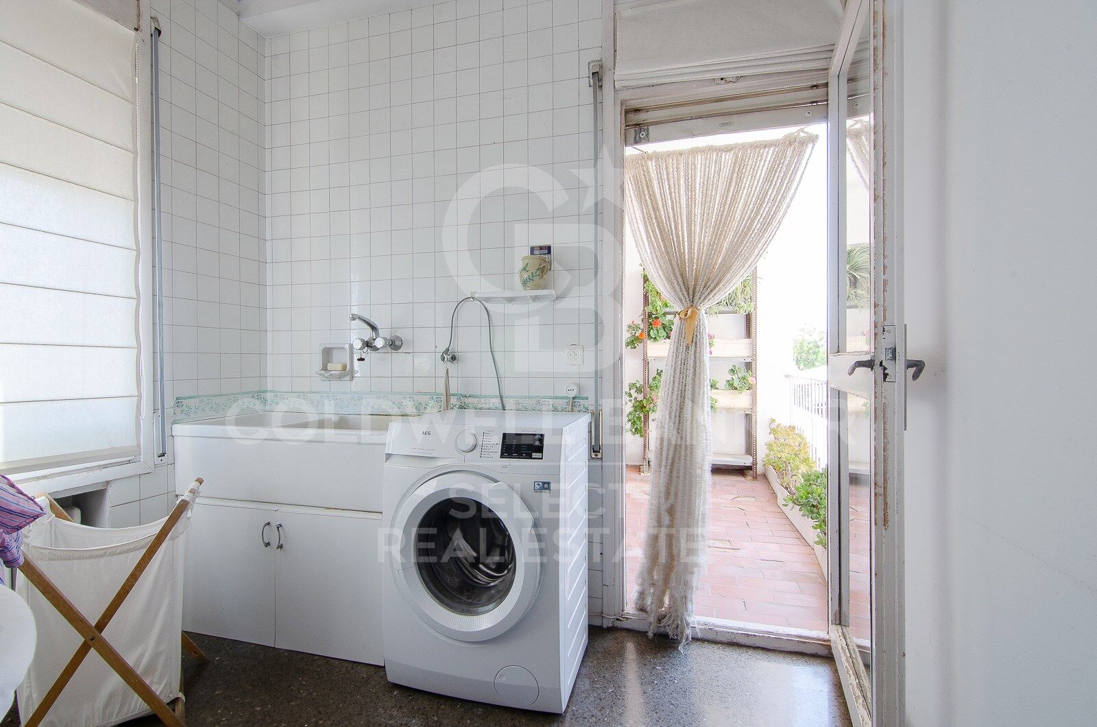 Regio Apartment of 439 m² next to the City Hall: Large Terrace and Potential to Split into 2 Dwellings