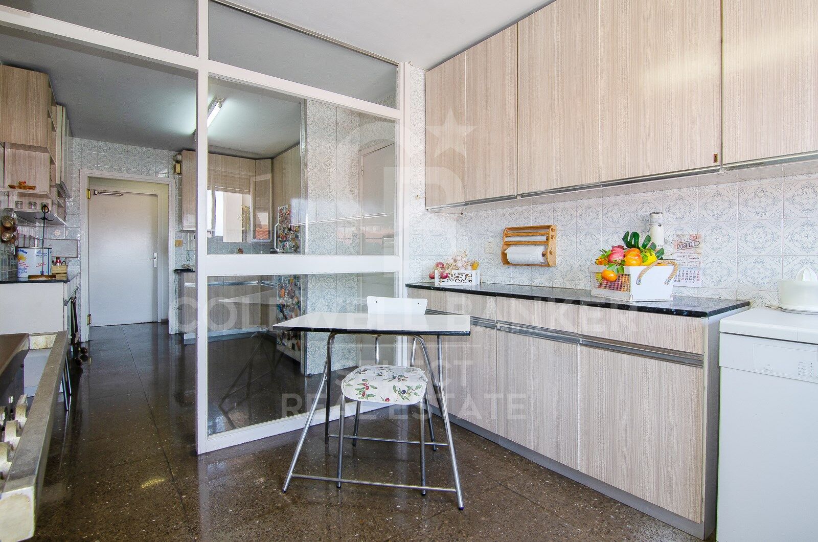Regio Apartment of 439 m² next to the City Hall: Large Terrace and Potential to Split into 2 Dwellings