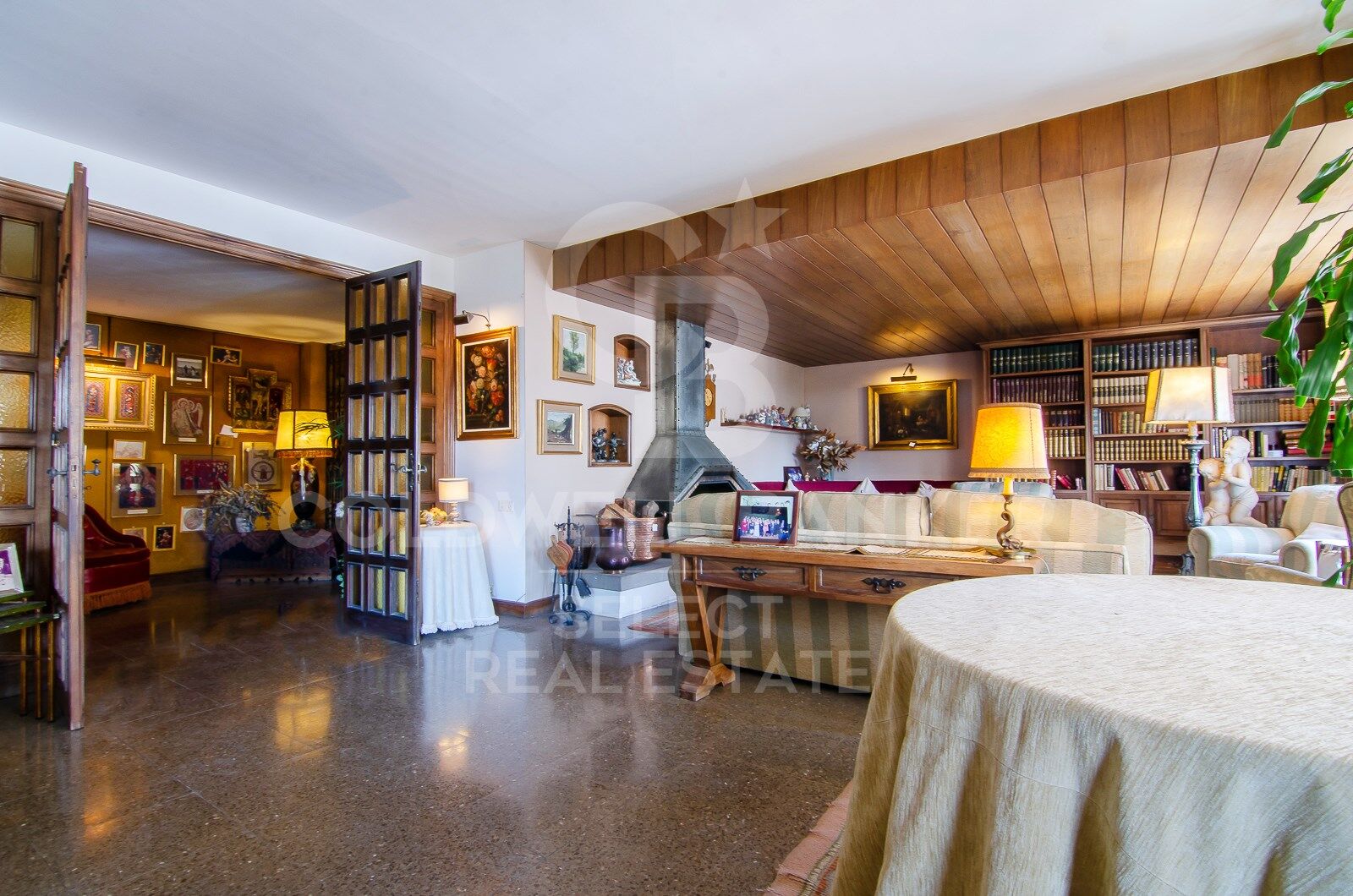 Regio Apartment of 439 m² next to the City Hall: Large Terrace and Potential to Split into 2 Dwellings