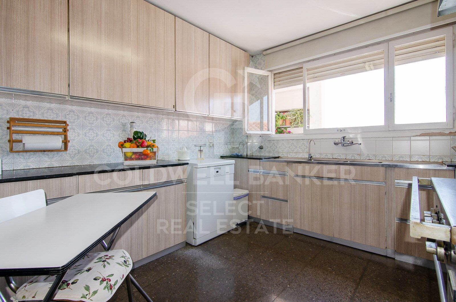 Regio Apartment of 439 m² next to the City Hall: Large Terrace and Potential to Split into 2 Dwellings