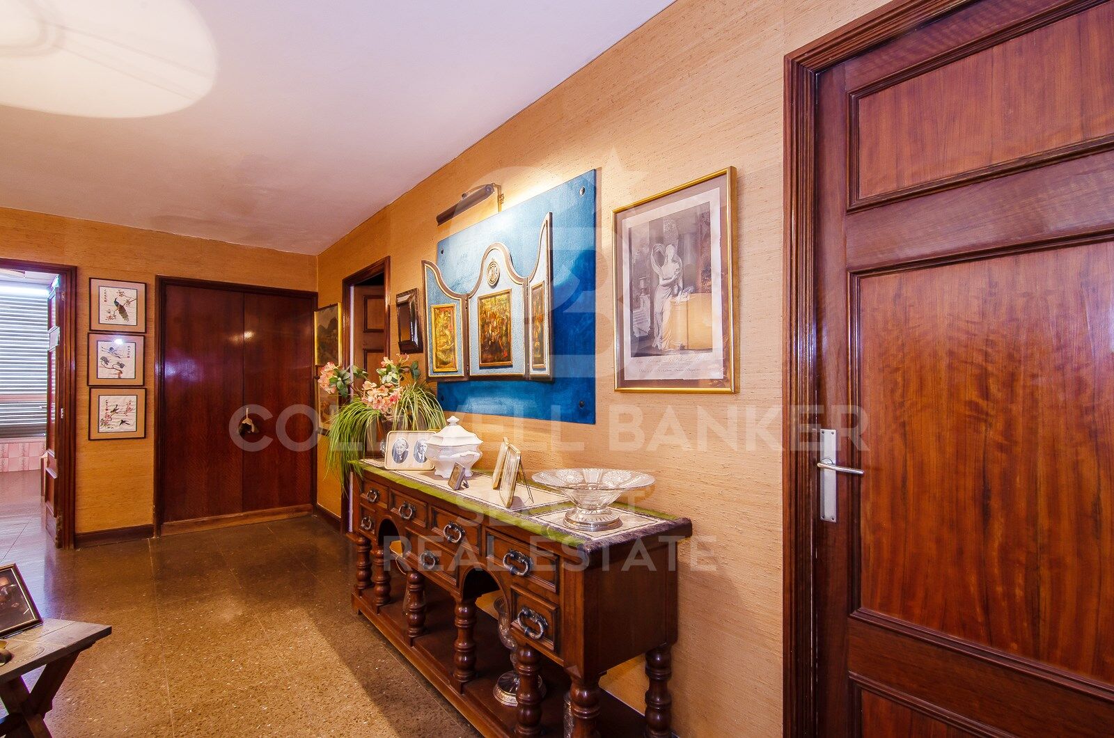 Regio Apartment of 439 m² next to the City Hall: Large Terrace and Potential to Split into 2 Dwellings