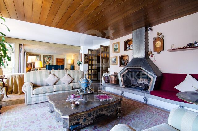 Regio Apartment of 439 m² next to the City Hall: Large Terrace and Potential to Split into 2 Dwellings