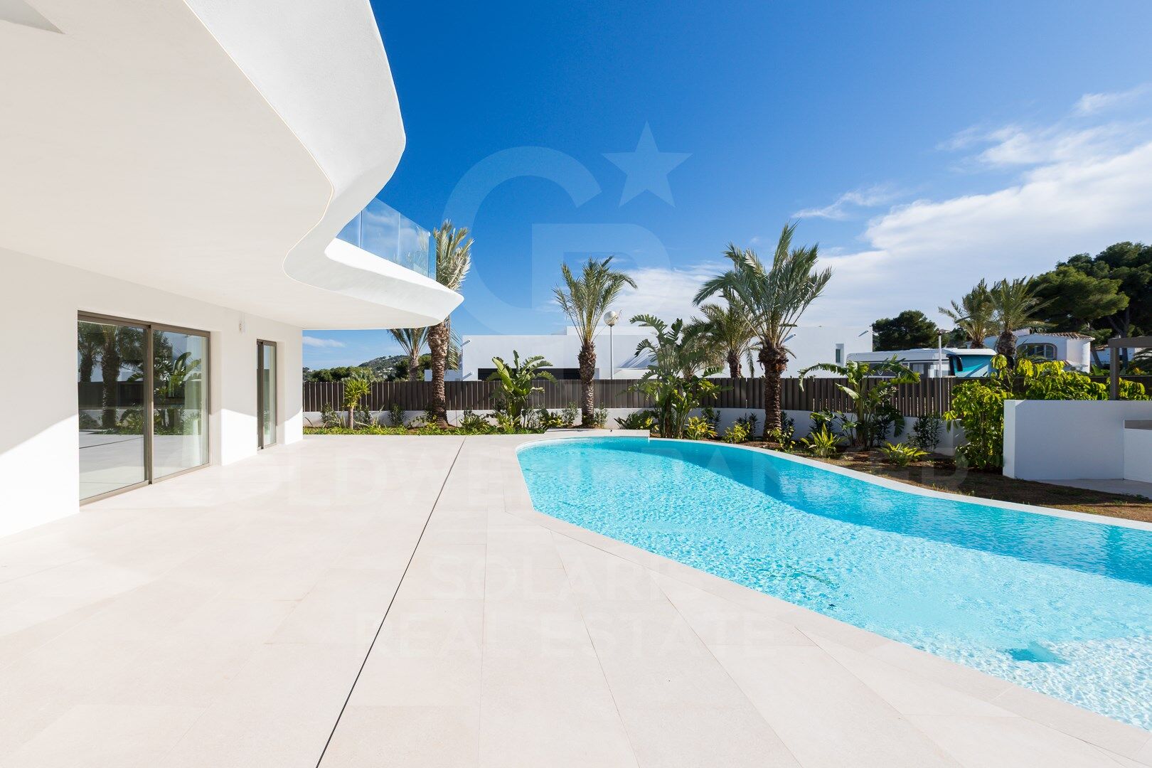 Exclusiva villa Kentia contemporánea de obra nueva con diseño orgánico y vistas al mar en Jávea