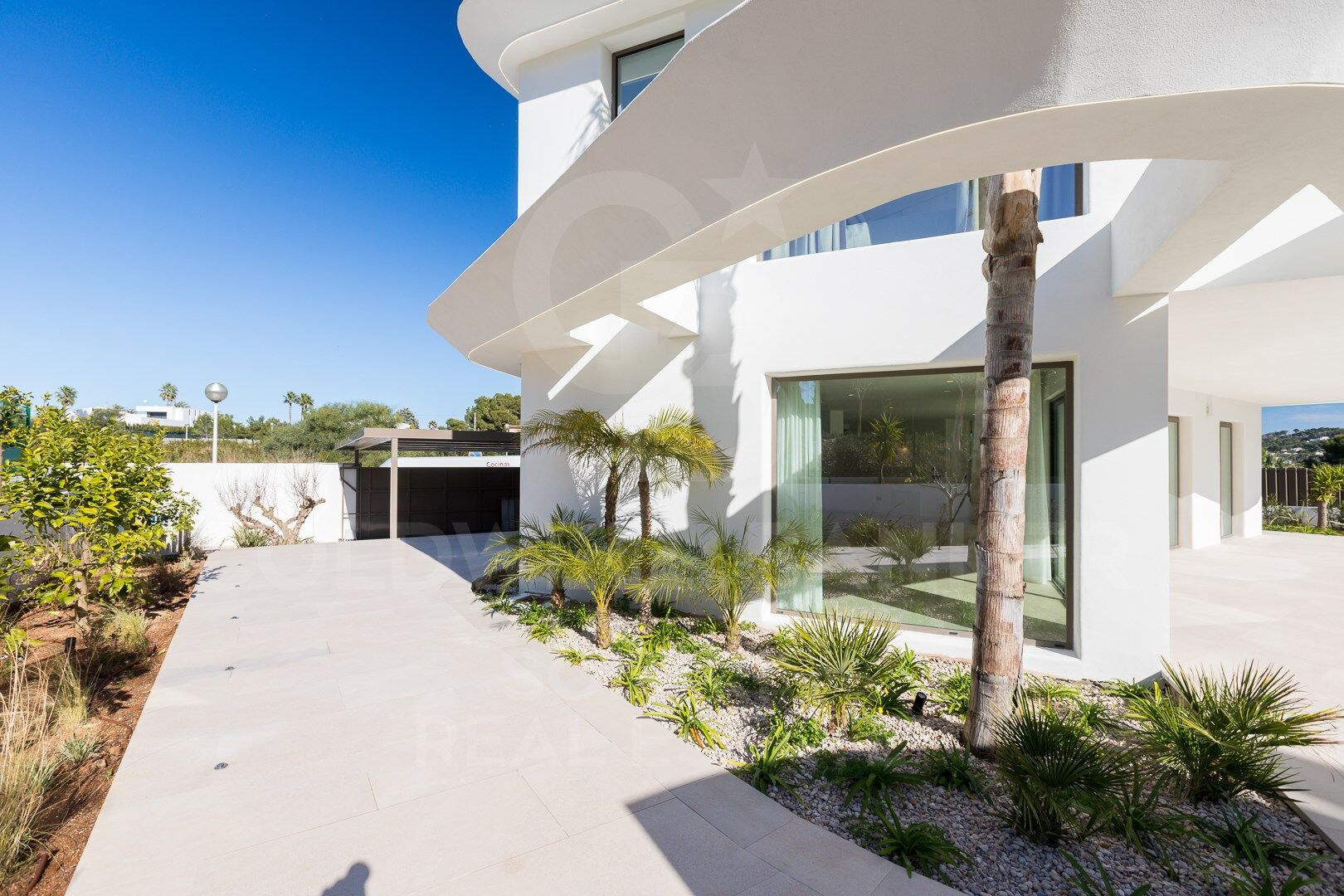 Exclusiva villa Kentia contemporánea de obra nueva con diseño orgánico y vistas al mar en Jávea