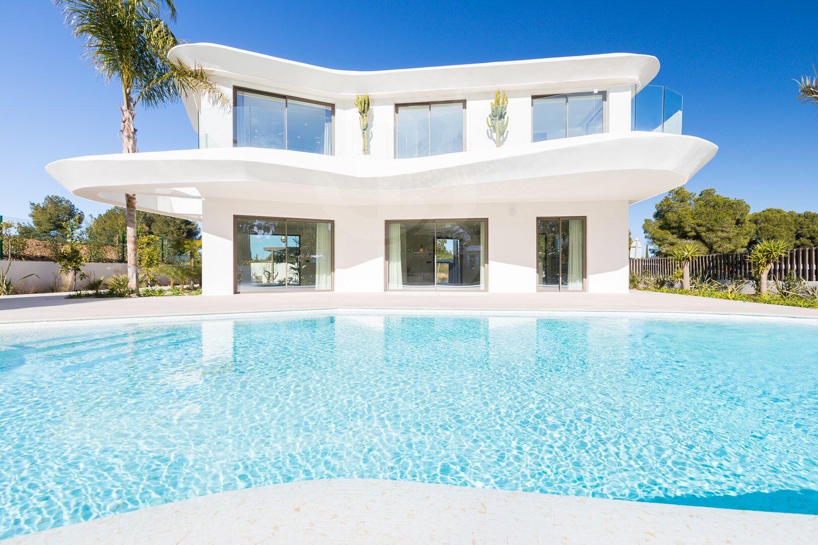 Exclusiva villa Kentia contemporánea de obra nueva con diseño orgánico y vistas al mar en Jávea