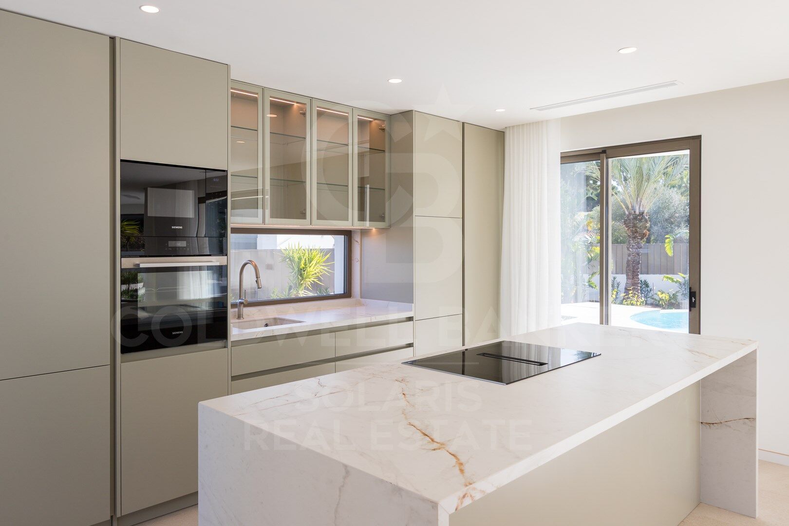 Exclusiva villa Kentia contemporánea de obra nueva con diseño orgánico y vistas al mar en Jávea