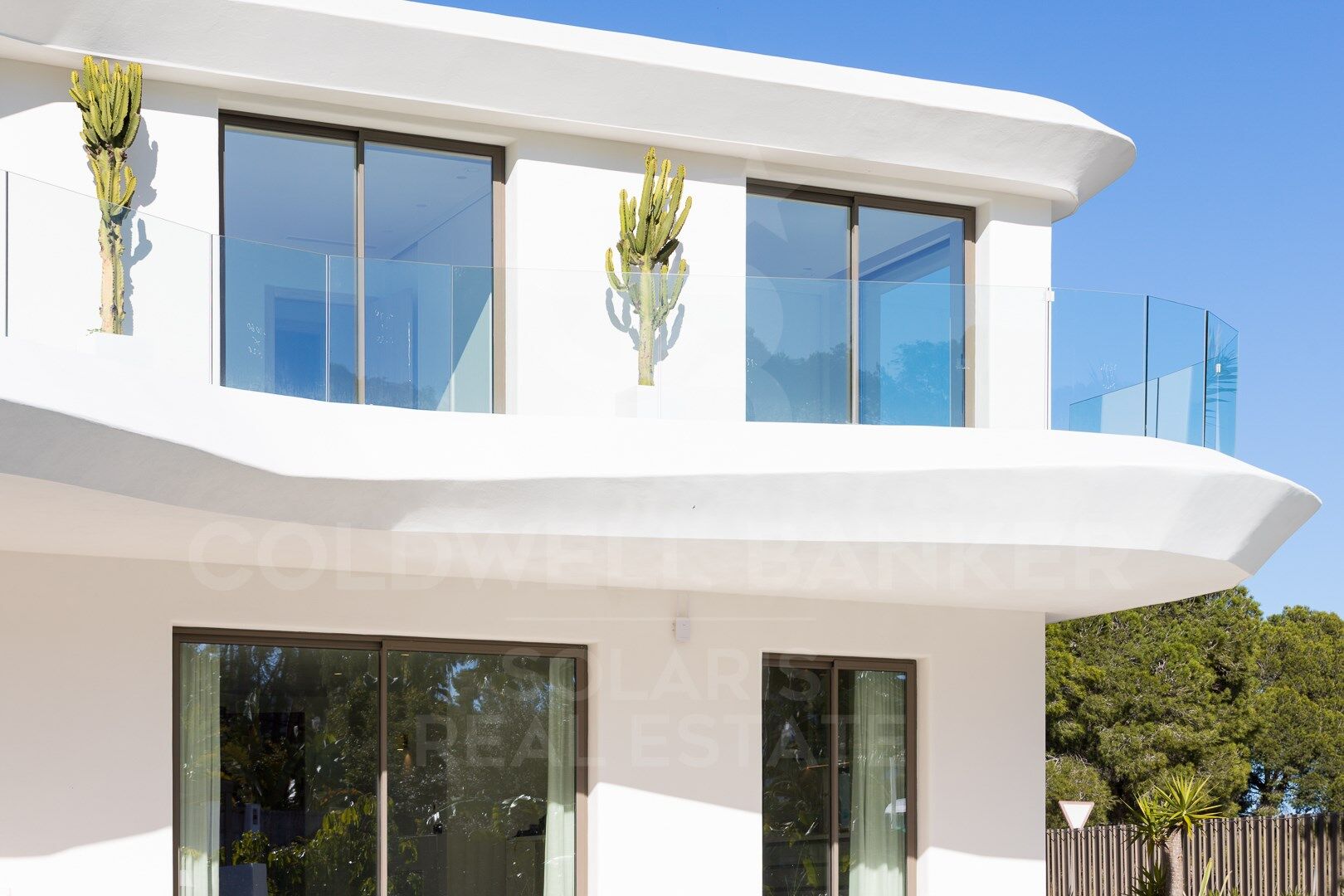 Exclusiva villa Kentia contemporánea de obra nueva con diseño orgánico y vistas al mar en Jávea