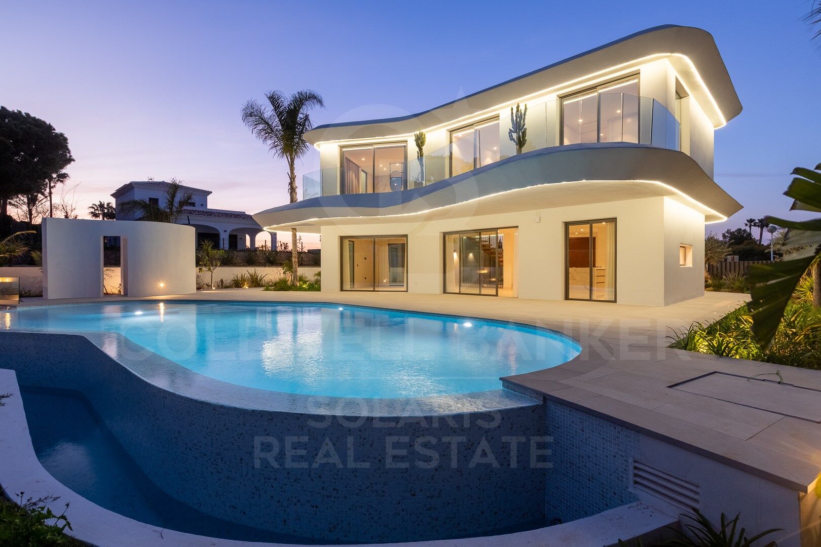 Exclusiva villa Kentia contemporánea de obra nueva con diseño orgánico y vistas al mar en Jávea