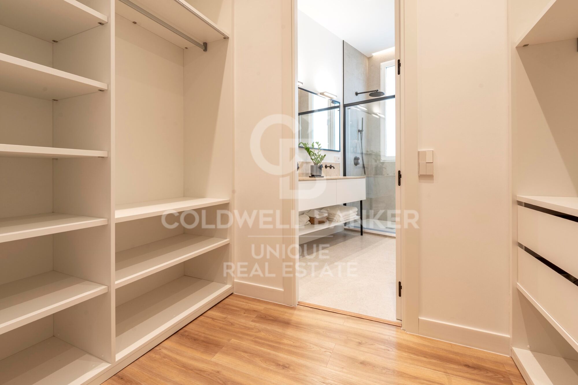 Erstklassig renovierte Neubauwohnung mit drei Schlafzimmern en suite in Goya, Stadtteil Salamanca