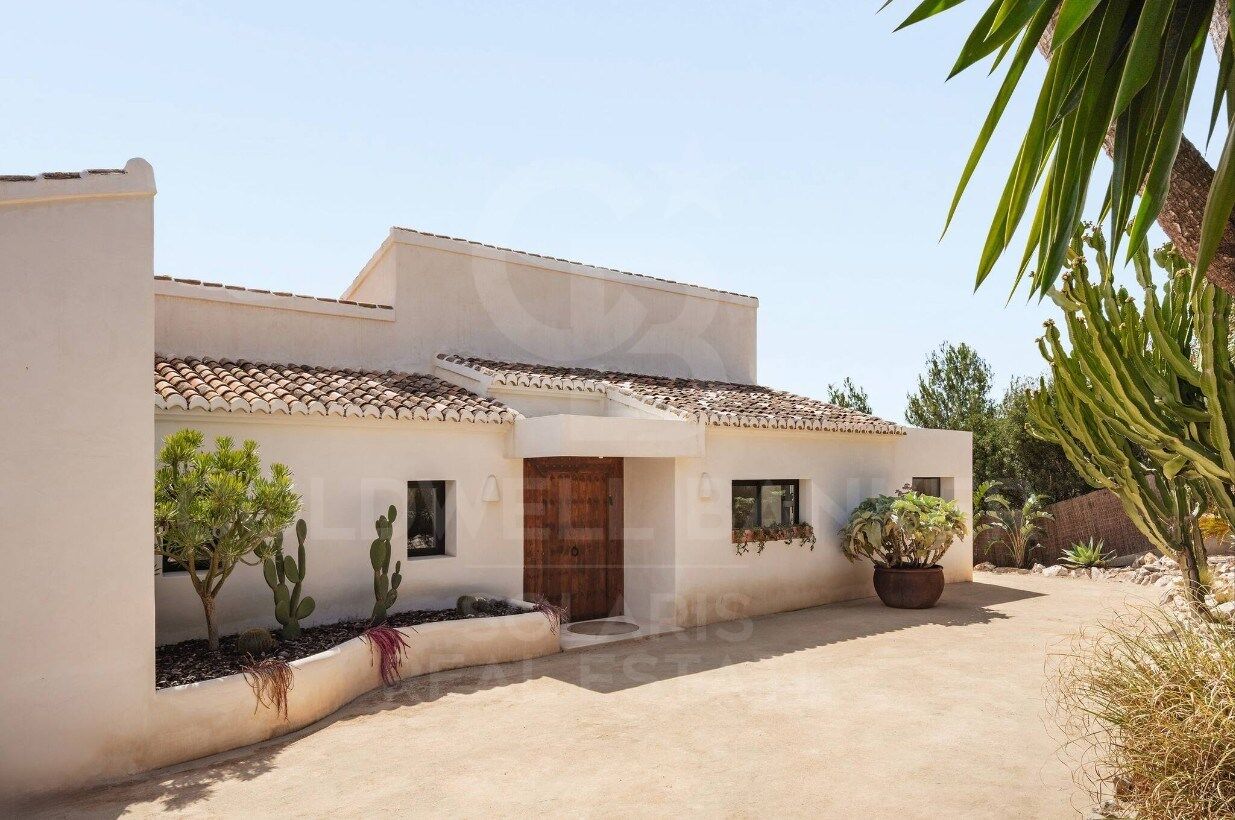 Villa méditerranéenne exclusive avec vue ouverte, piscine saline et intimité absolue à Tarraula, Javea