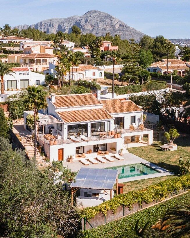 Villa méditerranéenne exclusive avec vue ouverte, piscine saline et intimité absolue à Tarraula, Javea
