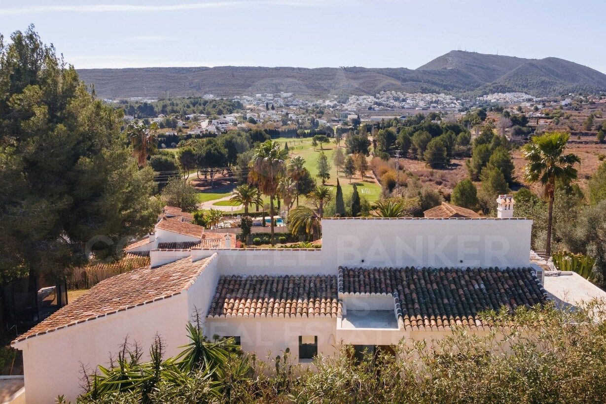 Villa méditerranéenne exclusive avec vue ouverte, piscine saline et intimité absolue à Tarraula, Javea